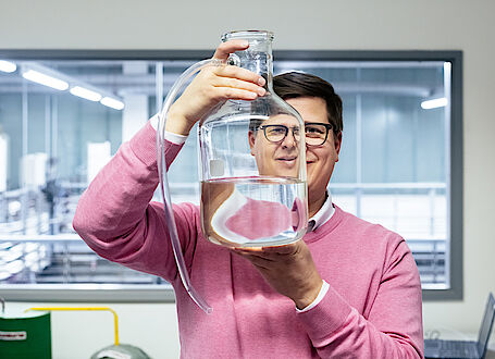 Antti Pasanen, PhD, EurGeol, Team Manager, Geological Survey of Finland (GTK) mit einer Wasserprobe im Labor