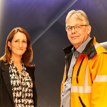 Rüdiger Misiek und Natalie Morris Rüdiger Misiek und Natalie Morris hinter dem Empfangstresen von TÜV NORD in Essen beim Interview