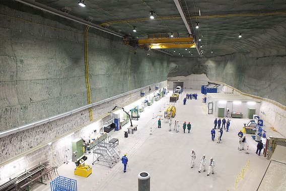 Endlagerbergbau Ingenieure und Gerätschaften in einem untertägigen Abschnitt eines Endlagers