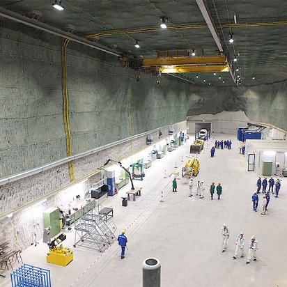 Endlagerbergbau Ingenieure und Gerätschaften in einem untertägigen Abschnitt eines Endlagers