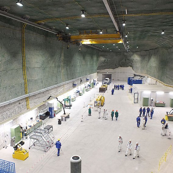 Endlagerbergbau Ingenieure und Gerätschaften in einem untertägigen Abschnitt eines Endlagers