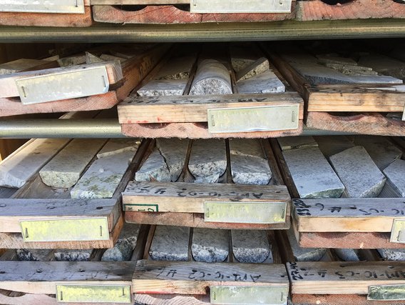 Der Anfang der Elektromobilität: Bohrkerne mit spodumenhaltigen Pegmatiten (Lithium-erz). (Foto: Rock Tech Lithium)