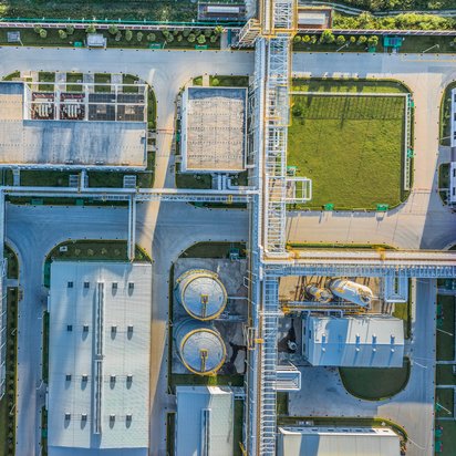 Luftaufnahme aus der Vogelperspektive eines Industriegebiets mit Gebäuden