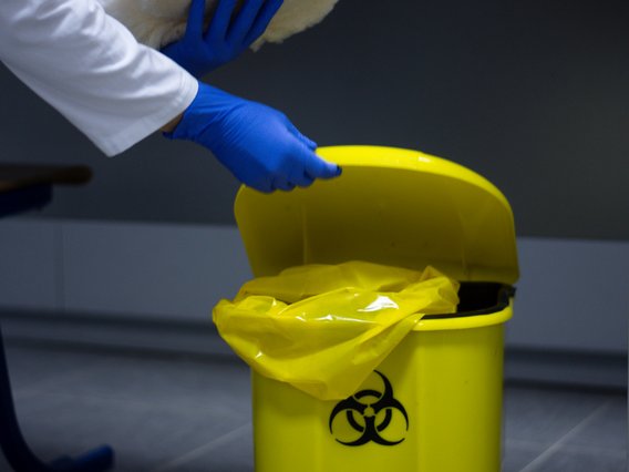 Bild eines Mülleimers mit dem Warnsymbol für radioaktives Material