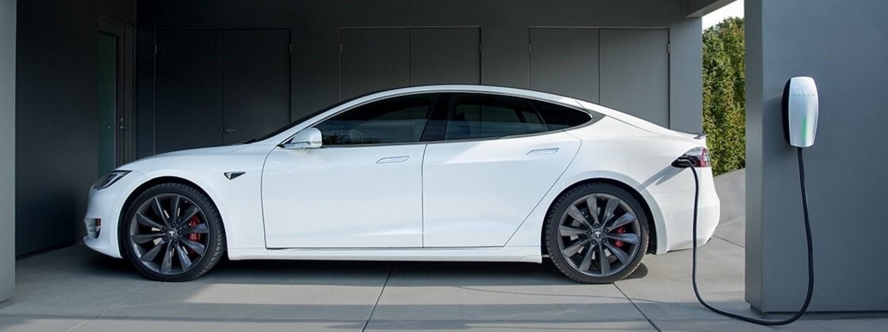 Carro Elétrico Tesla Tesla electric car. Source: https://www.tecmundo.com.br/mercado/137949-tesla-lanca-carregador-portatil-carros-eletricos.htm