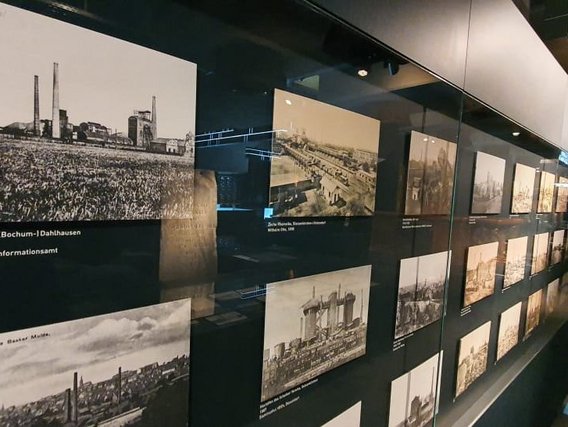 O acervo com fotografias e filmes da época complementam as atrações do local Fotos do Zollverein exibidas em caixas de vidro