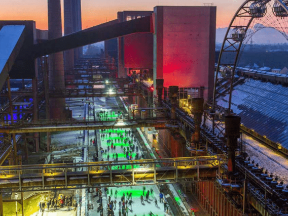 Rinque de patinação da Zeche Zollverein Pista de patinação do Complexo Industrial da Mina de Carvão Zollverein ao anoitecer no inverno