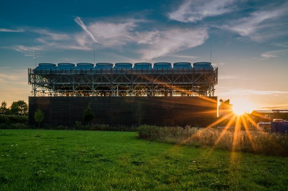 Geothermisch betriebenes Heizwerk Sauerlach Das Geothermisch betriebene Heizwerk Sauerlach im Sonnenuntergang