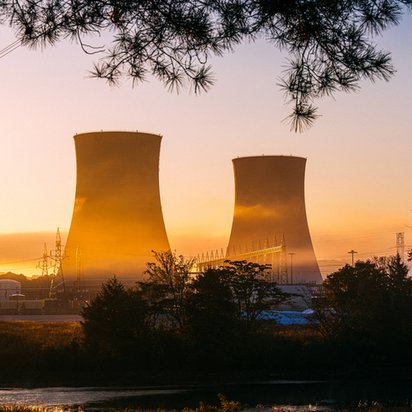 Zwei Türme einer Kernkraftanlage im Abendlicht