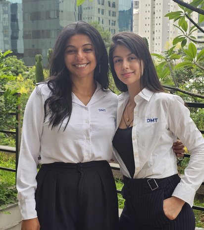 Mitarbeitende von DMT Latin America Foto von zwei Frauen, die für DMT Latin America tätig sind.