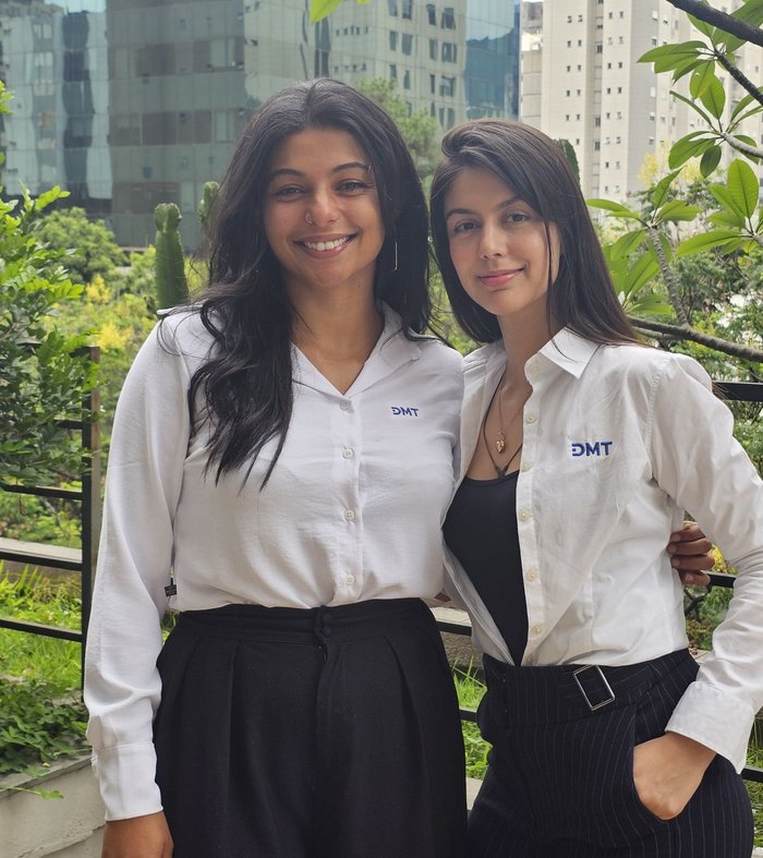 Foto von zwei Frauen, die für DMT Latin America tätig sind.