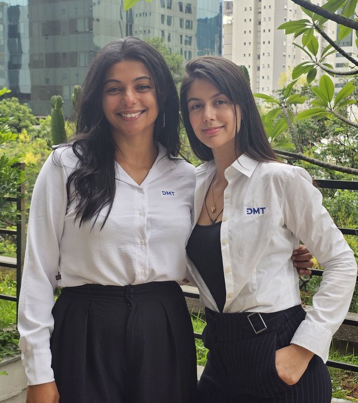 Foto von zwei Frauen, die für DMT Latin America tätig sind.