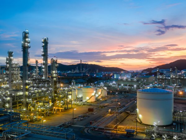 Brandschutz für die Chemieindustrie Luftaufnahme Öl- und Gastank mit Ölraffineriehintergrund in der Nacht