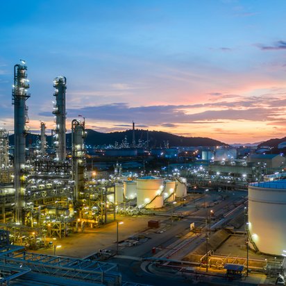 Brandschutz für die Chemieindustrie Luftaufnahme Öl- und Gastank mit Ölraffineriehintergrund in der Nacht