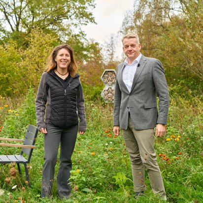 Marietta Sander und Knut Hirsch Marietta Sander und Knut Hirsch beim Interview in einem Garten