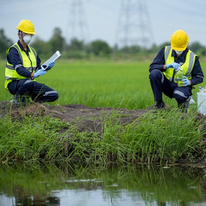 Ausgangszustandsbericht: Probennahme durch Umweltforscher Umweltforscher untersuchen den Zustand des Kanalwassers auf Giftstoffe, nehmen Flussabwässer, asiatische Forscher sammeln Wasserproben in Ackerland für Forschung und Entwicklung.