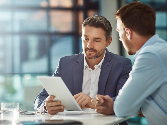 Beratungssituation im Büro Zwei Männer bei einer Beratungssituation im Büro