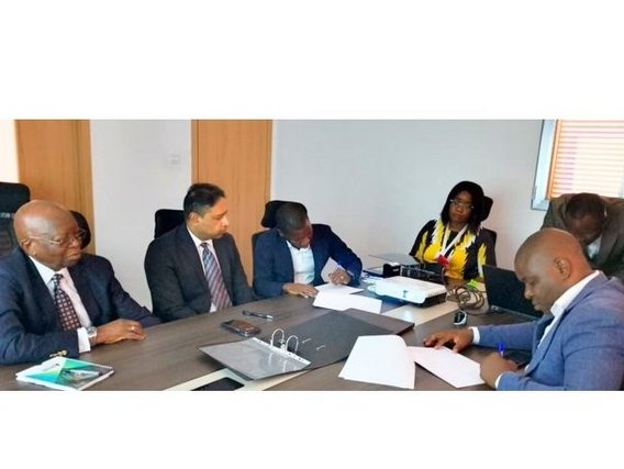 Vertragsunterzeichnung Severino Chiwale und Sodhie Naicker unterzeichnen den Vertrag in der Zentrale von B Chiwale Prestação de Serviços in Luanda, Angola.