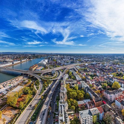 Panoramaaufnahme einer Stadt mit einem Fluss, mehreren Brücken und einem großen Straßennetz.