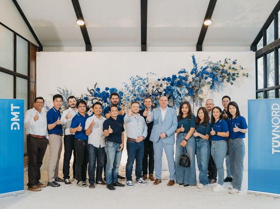 Mitarbeitende von TÜV NORD und DMT GROUP in Thailand Gruppenfoto von Mitarbeitenden von TÜV NORD und DMT GROUP in Thailand