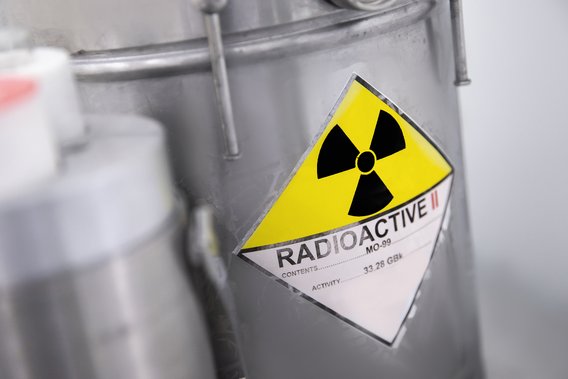 Fässer mit Aufkleber des Radioaktivität-Warnsymbols Fässer mit Aufkleber des Radioaktivität-Warnsymbols
