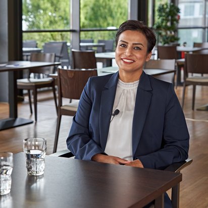 Himani Makkar an einem Tisch in der Cafeteria