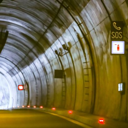 SOS-Zeichen an der Wand eines Verkehrstunnels