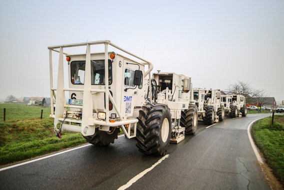 Vibrotrucks auf Straße