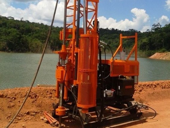 Sonda rotativa diamantada Sonda rotativa de diamante próxima a um lago