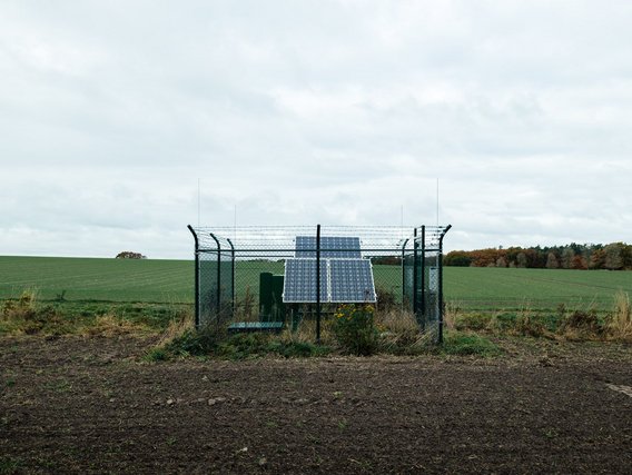 Oberflächenmesstation des Seismischen Ortungsnetzwerks (SON) bei Brockum, Niedersachsen (Foto: DMT)