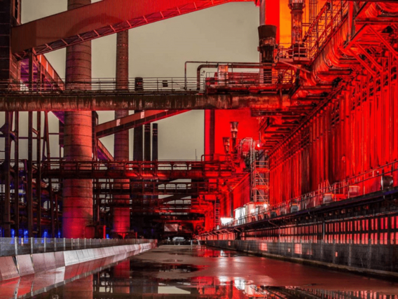 Ao entardecer o edifício ao redor do poço XII se transforma em uma impressionanteobra de arte, com iluminação única Ao entardecer o edifício ao redor do poço XII se transforma em uma impressionanteobra de arte, com iluminação única