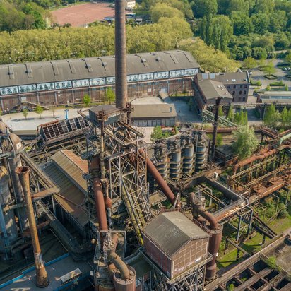 Flächenrecycling - Landschaftslandschaftspark Duisburg-Nord Luftaufnahme des Landschaftslandschaftsparks Duisburg Nord, mit einem ehemaligen Stahlwerk als Symbol für Industriekultur im Ruhrgebiet