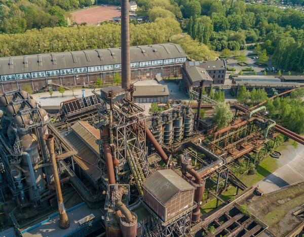 Luftaufnahme des Landschaftslandschaftsparks Duisburg Nord, mit einem ehemaligen Stahlwerk als Symbol für Industriekultur im Ruhrgebiet