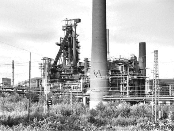 Paisagem do Vale do Ruhr marcada pela produção de aço durante a Revolução Industrial Foto em preto e branco da mina de carvão Zollverein
