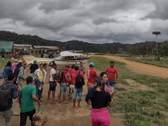Garimpeiros tentando sair das terras Yanomami Garimpeiros esperam com a bagagem para deixar a terra dos Yanomami