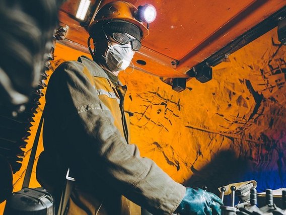 Mineradores Mineiros com roupas de proteção na mina