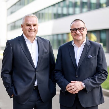 Maik Tiedemann & Jens-Peter Lux, DMT GROUP Geschäftsführung Foto von Maik Tiedemann & Jens-Peter Lux, DMT GROUP Geschäftsführung, vor einem modernen Bürogebäude