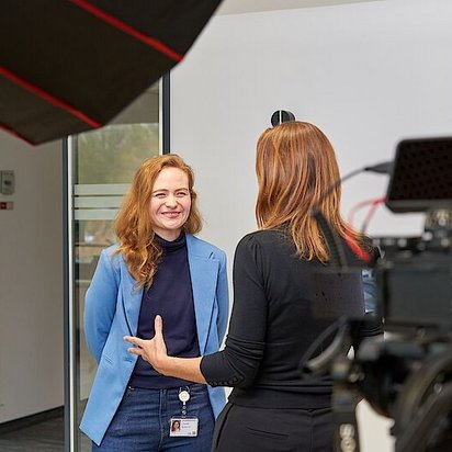Dr. Lucy Schlicht im Interview Foto von Dr. Lucy Schlicht in einer Interviewsituation aus der Reihe Engineering Passion "Unsere Mitarbeitenden berichten" bei DMT
