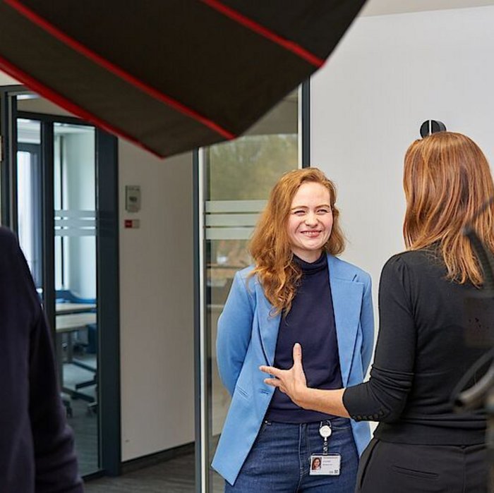 Foto von Dr. Lucy Schlicht in einer Interviewsituation aus der Reihe Engineering Passion "Unsere Mitarbeitenden berichten" bei DMT