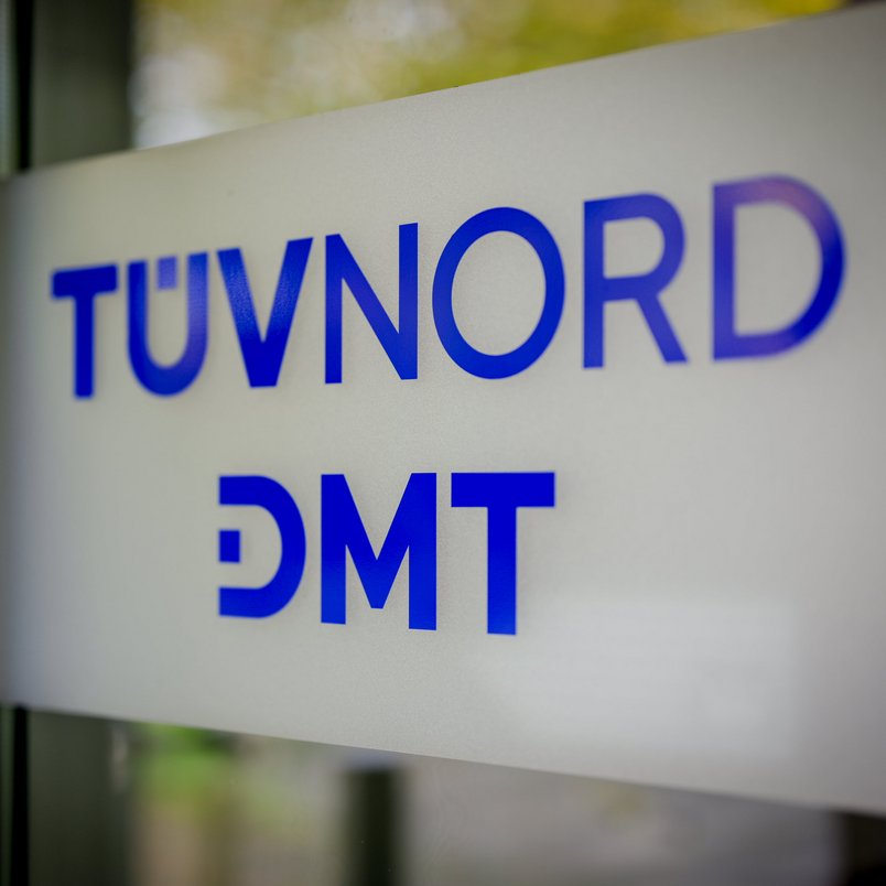 Firmenschild TÜV NORD & DMT Foto eines Firmenschilds mit der Aufschrift TÜV NORD & DMT am Standort in Essen