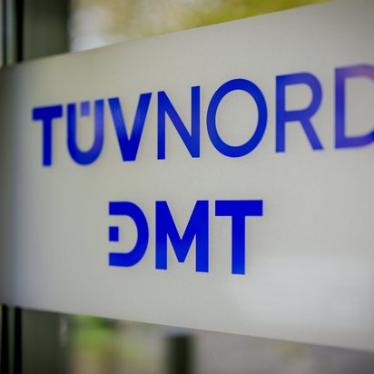 Firmenschild TÜV NORD & DMT Foto eines Firmenschilds mit der Aufschrift TÜV NORD & DMT am Standort in Essen