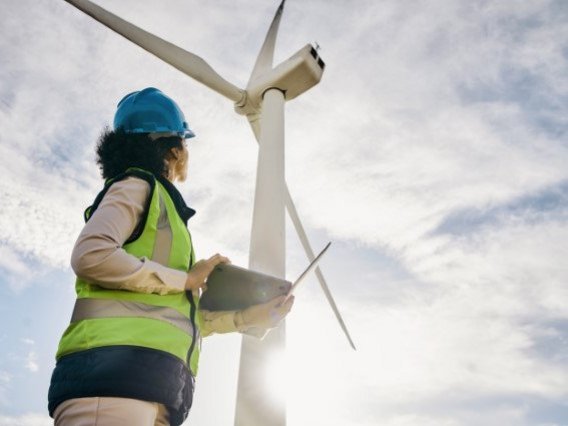 Ingenieurin Windkraftanlage und Laptop Ingenieurin Windkraftanlage und Laptop
