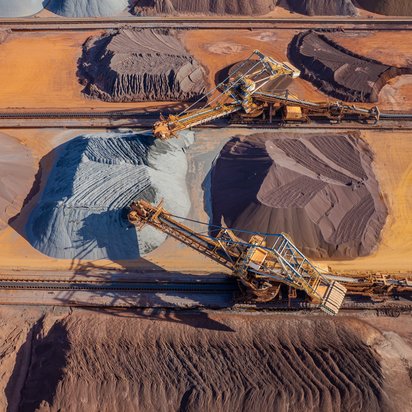 Erzverarbeitung und Metallurgie Foto aus Vogelperspektive zeigt Sortiermaschinen in einem Bergbaubetrieb beim Sortieren von unterschiedlichen Erzen