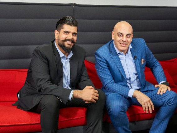 Hazem Hanafy und Shobin Arora Hazem Hanafy und Shobin Arora auf einem Sofa