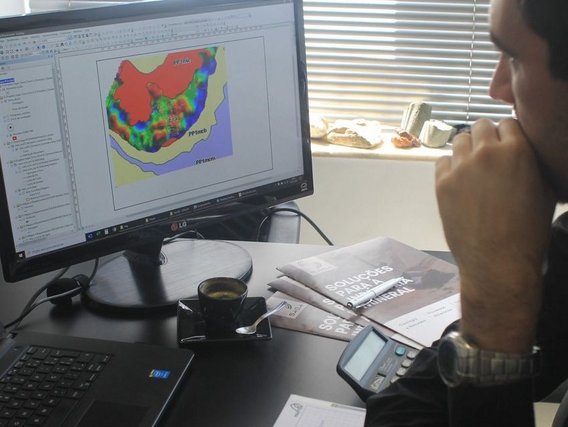 Gráficos no computador Um modelo em uma tela de computador