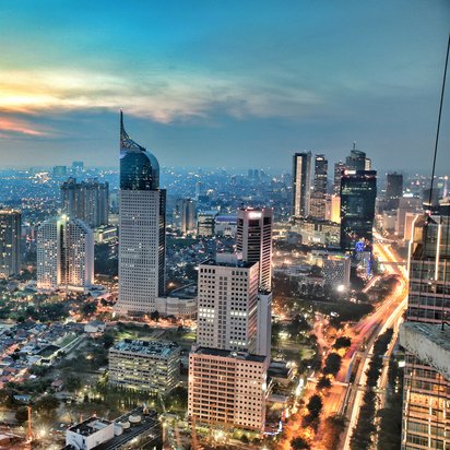 Jakarta, Indonesien Abendliche Luftaufnahme der Skyline von Jakarta, Indonesien