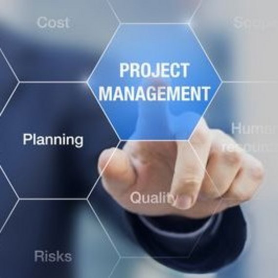 Projektstart Person im Anzug, die das Wort 'PROJEKT' als Projektion über ihrer Hand zeigt