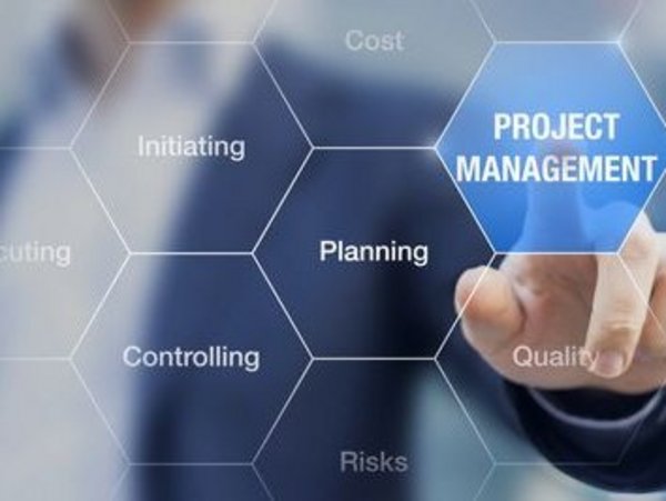 Person im Anzug, die das Wort 'PROJEKT' als Projektion über ihrer Hand zeigt
