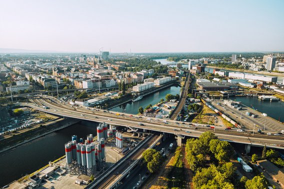 Symbolbild für Kritische Infrastrukturen: Luftbild der Stadt Mannheim