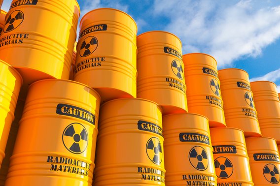 Fässer mit radioaktivem Abfall Fässer mit Aufschrift des Radioaktivität-Warnsymbols und der Aufschrift "Caution, radioactive material"